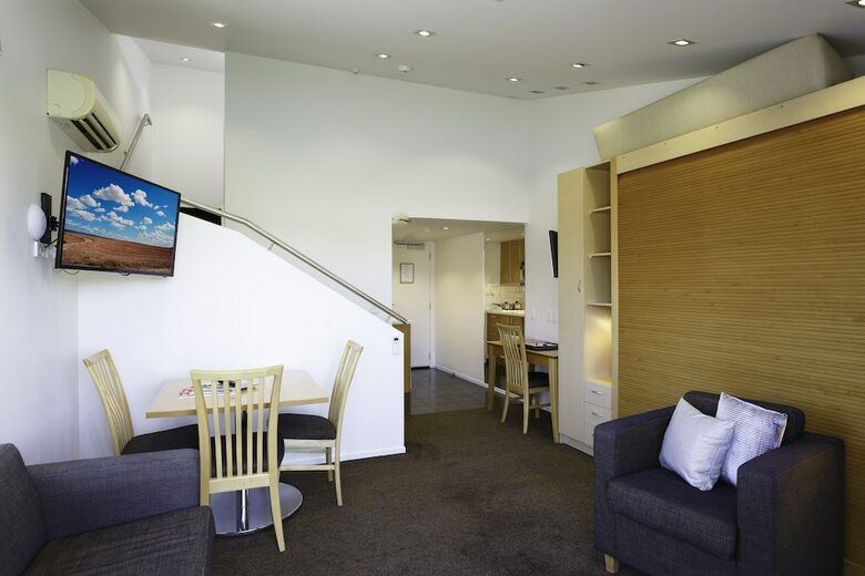 Trailways Hotel Nelson