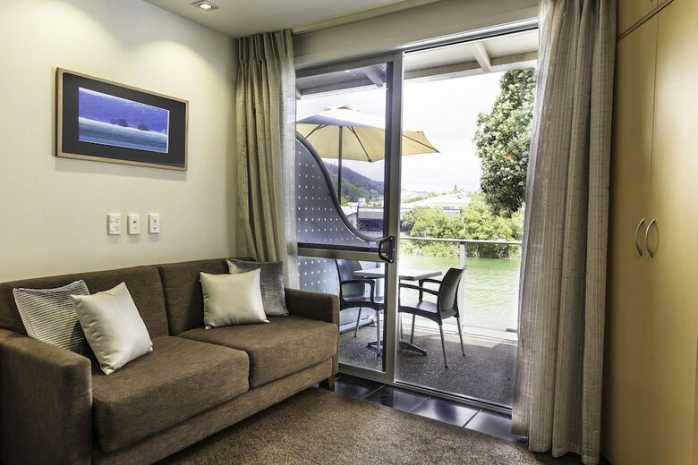 Trailways Hotel Nelson