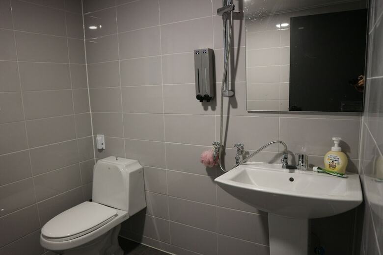 Hostal Zzzip Guest House