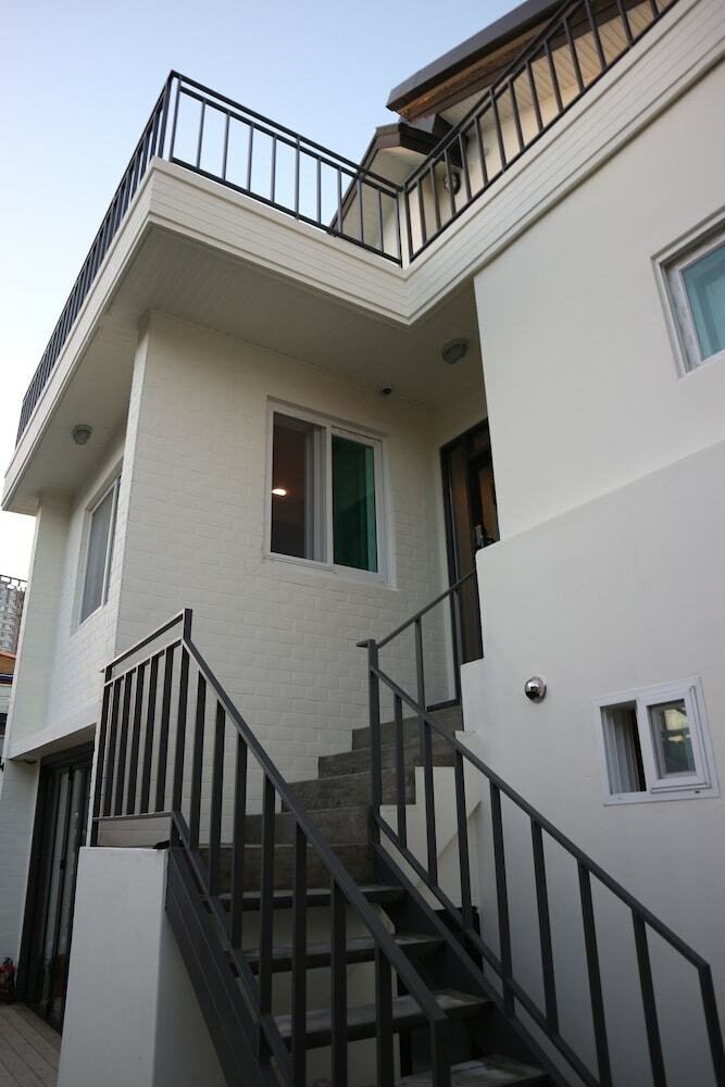 Hostal Zzzip Guest House