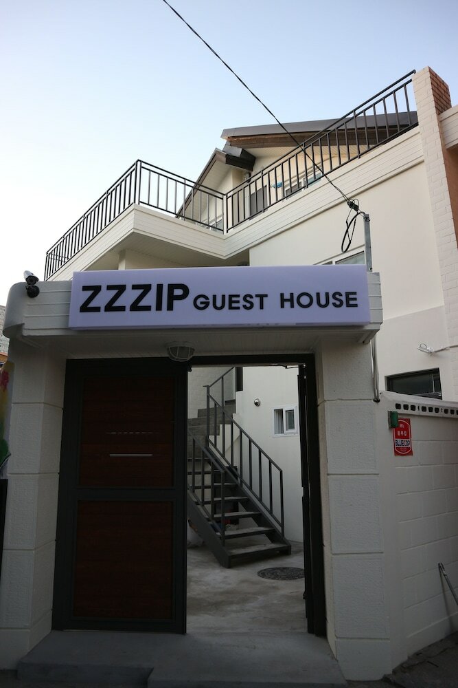 Hostal Zzzip Guest House