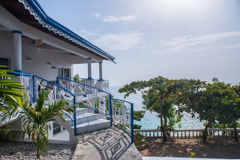 Hotel Wahoo Bay Beach Club & Resort
