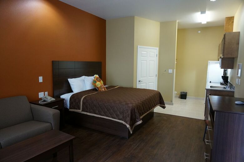 The Bungalows Hotel & Event Center