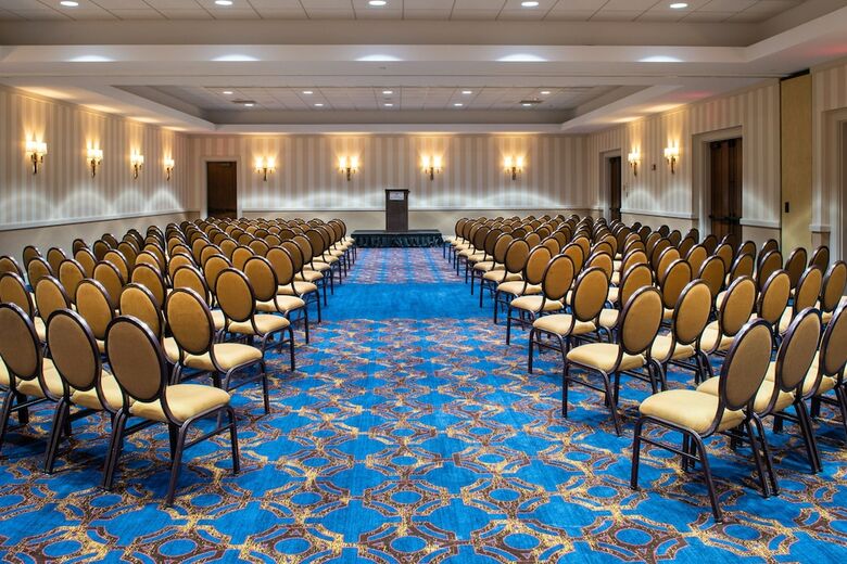 Sheraton Milwaukee Brookfield Hotel