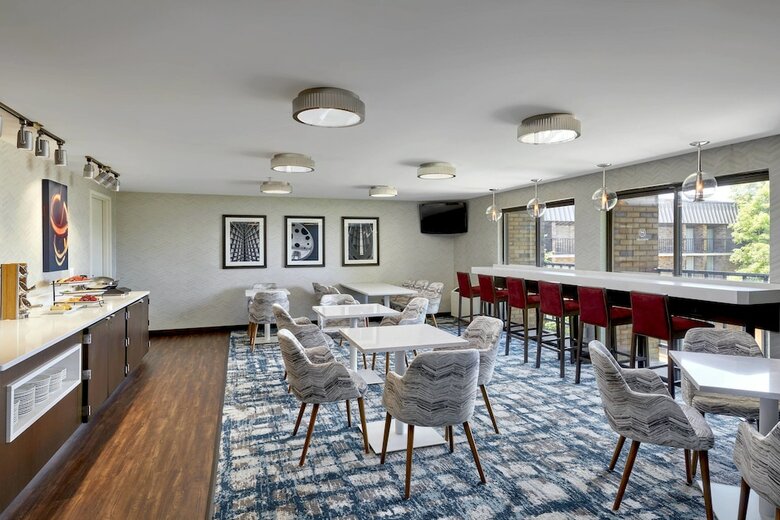Sheraton Milwaukee Brookfield Hotel
