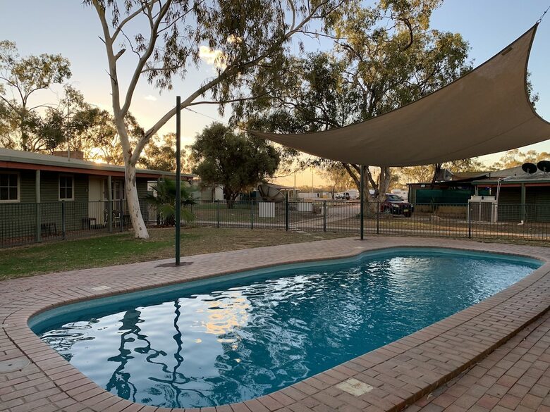 Motel Lightning Ridge Outback Resort & Caravan Park
