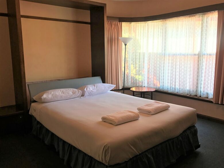 Sovereign Park Motor Inn