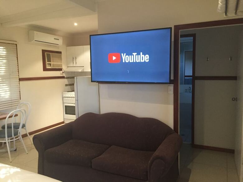 Across Country Motel And Serviced Apartments