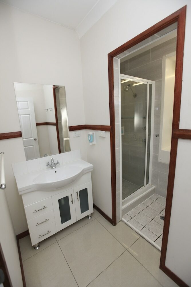 Across Country Motel And Serviced Apartments