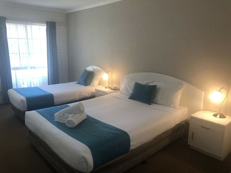 Capricorn Motor Inn
