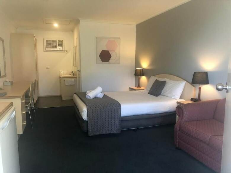 Capricorn Motor Inn