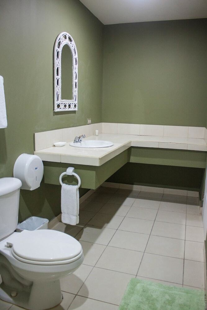 Hotel Puerto Barillas Marina & Lodge