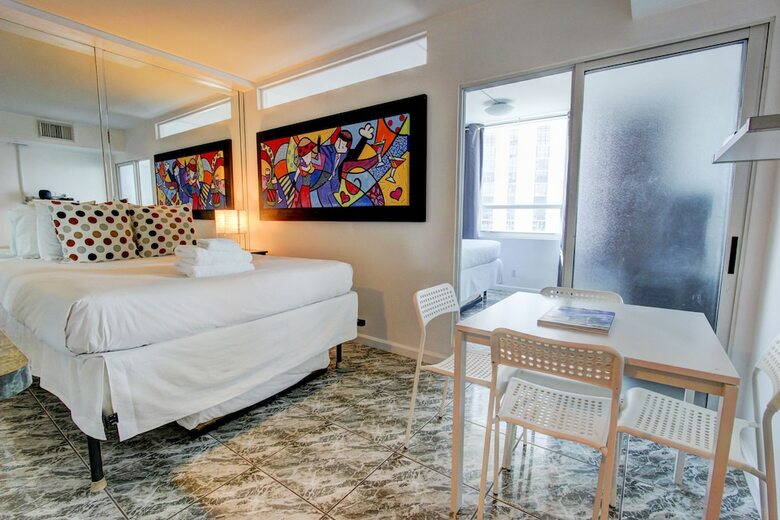 Collins Apartments By Design Suites Miami