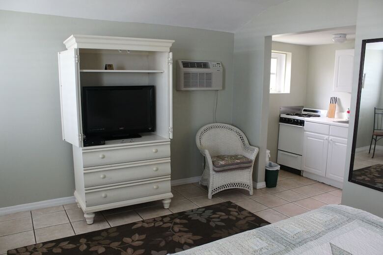 Shoreline Suites & Cabana Cottages