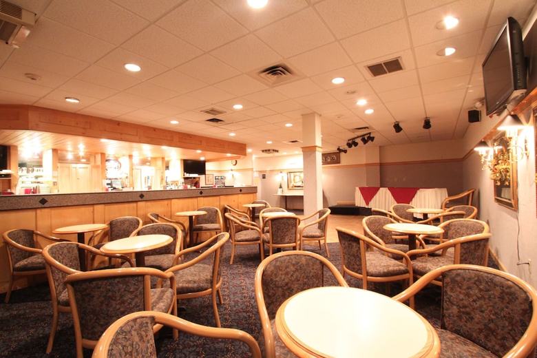 Hotel Fireside Inn & Suites