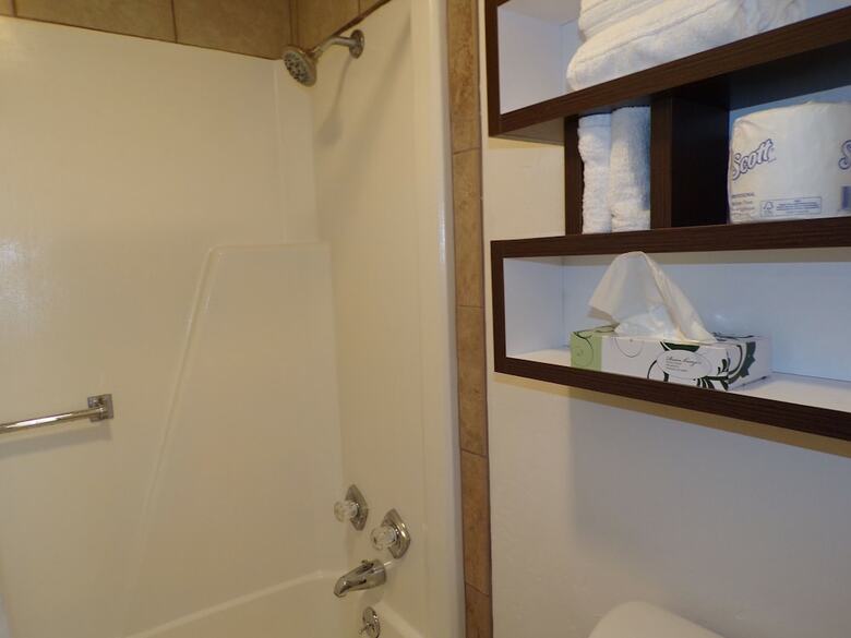 Hotel 77 Inn And Suites