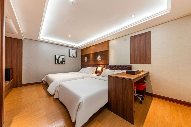 Friendly Dh Naissance Hotel By Mindrum Group