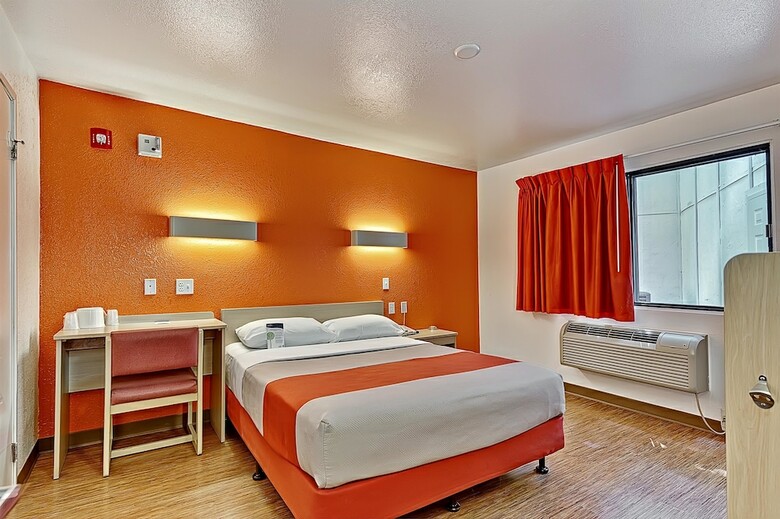 Motel 6 Chicago North - Glenview