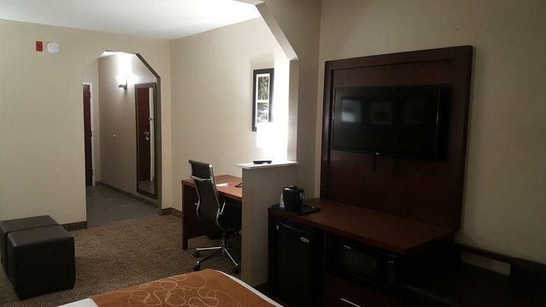 Hotel Comfort Suites Airport