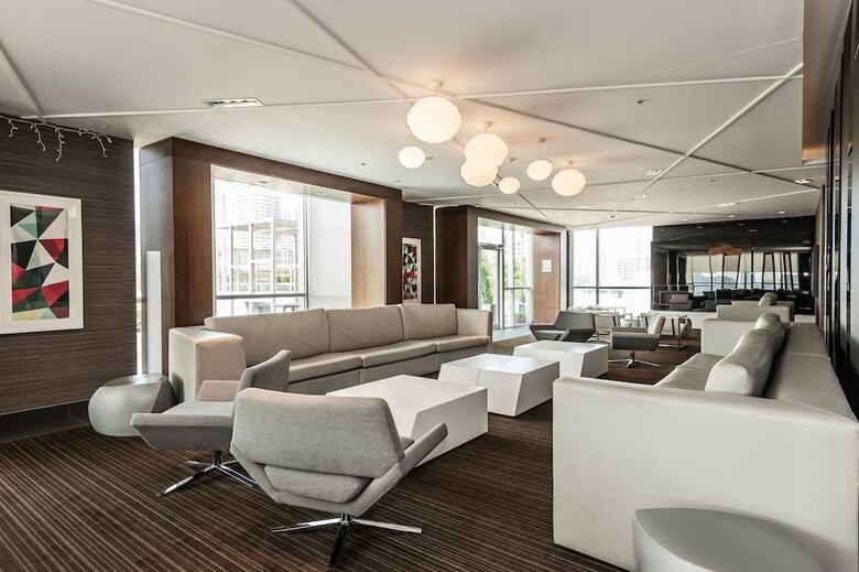 Life Suites - Front And Spadina