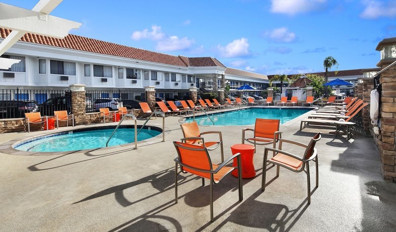 Motel Tropicana Inn And Suites
