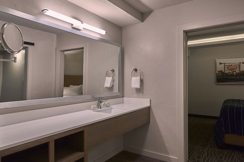 Hotel Fredericksburg Inn & Suites