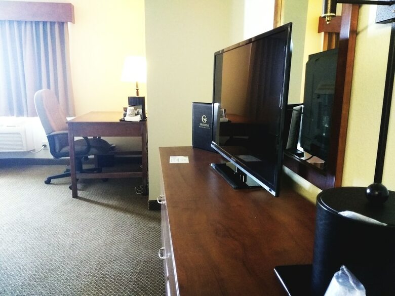 Madelia Hotel & Suites