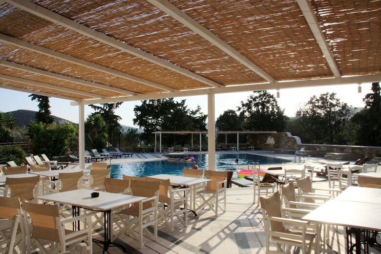 Armadoros Hotel / Ios Backpackers