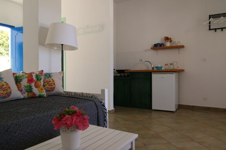 Armadoros Hotel / Ios Backpackers