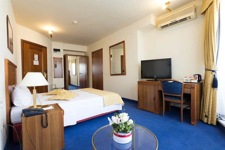 Hotel Opera By Zeus International