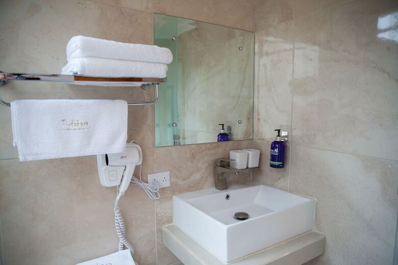 Tifakara Boutique Hotel & Birding Oasis