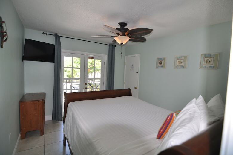 Lido Islander Inn