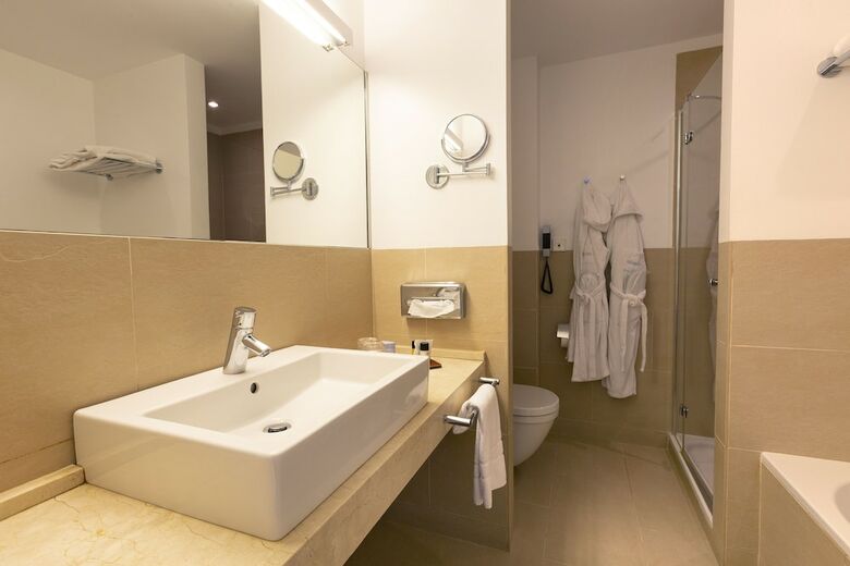 Hotel Aimia
