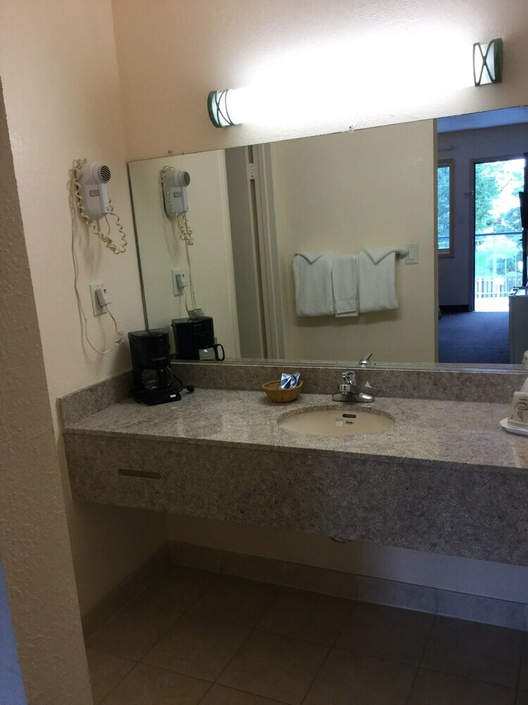 Motel Belmont Inn & Suites