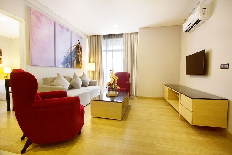 The Straits Hotel & Suites