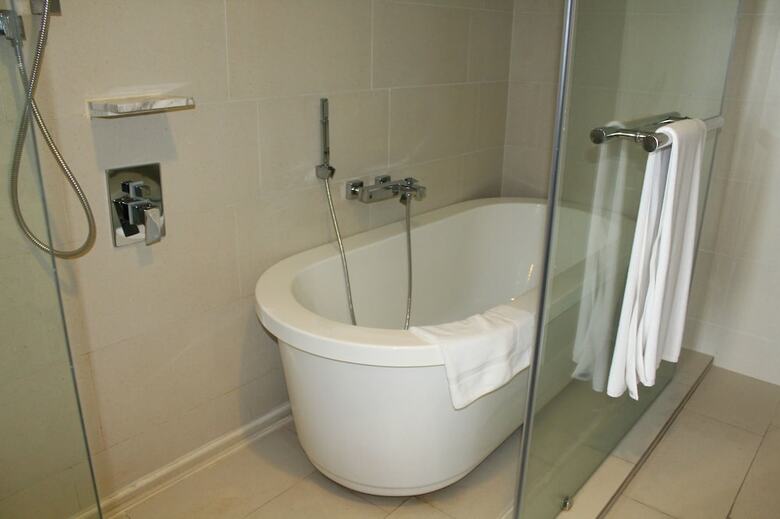 The Straits Hotel & Suites