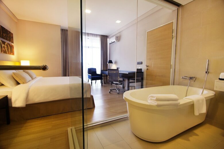 The Straits Hotel & Suites