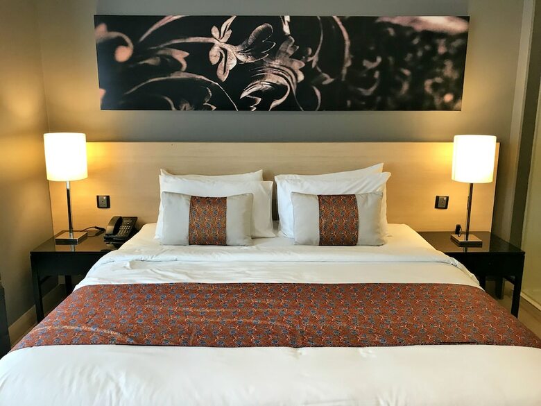 The Straits Hotel & Suites