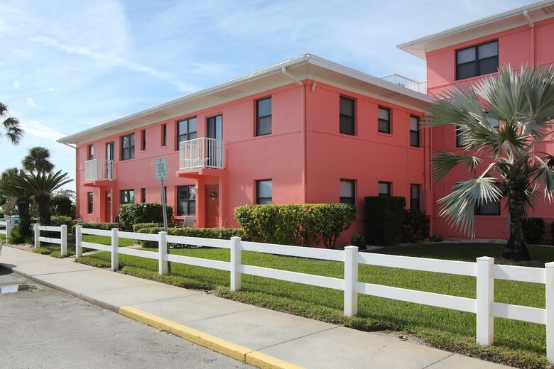 Hotel Gulf Winds Beach Resort