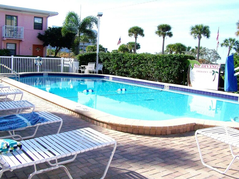 Hotel Gulf Winds Beach Resort