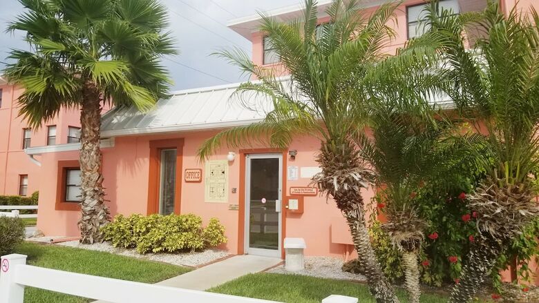 Hotel Gulf Winds Beach Resort