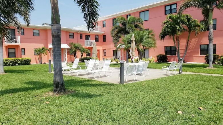 Hotel Gulf Winds Beach Resort