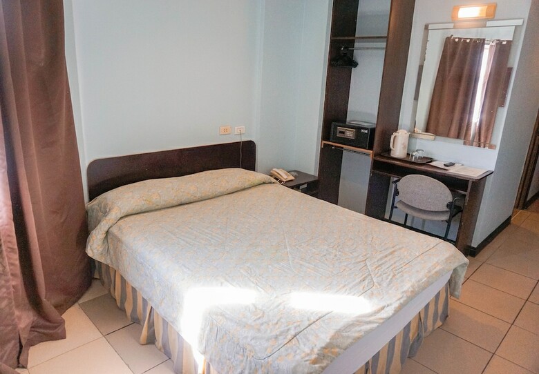 Crowne Garden Hotel