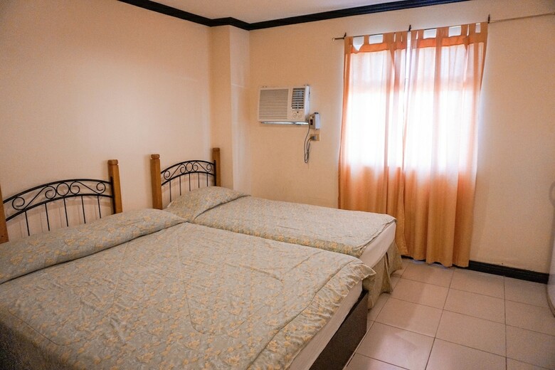 Crowne Garden Hotel