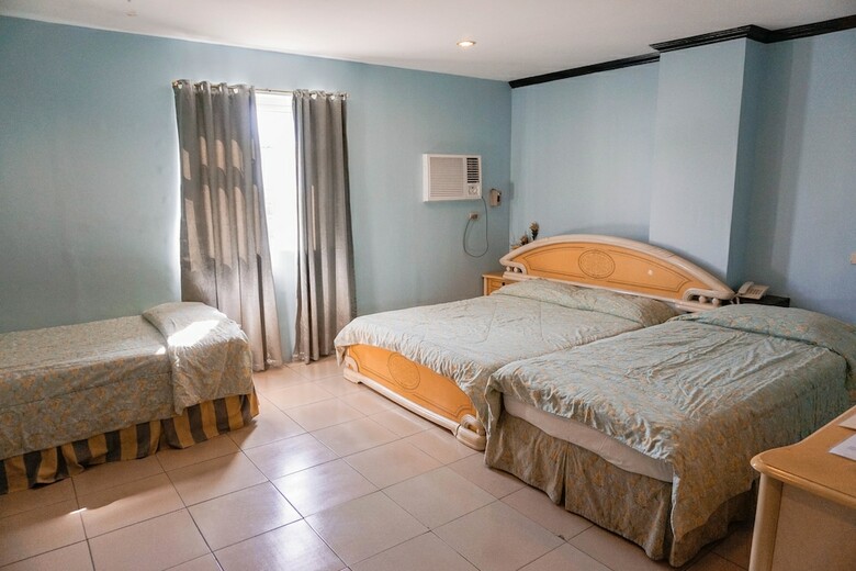 Crowne Garden Hotel