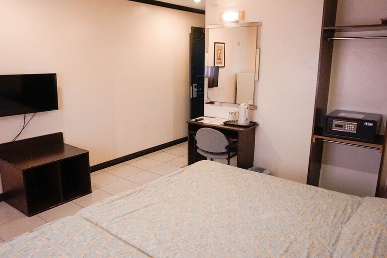 Crowne Garden Hotel