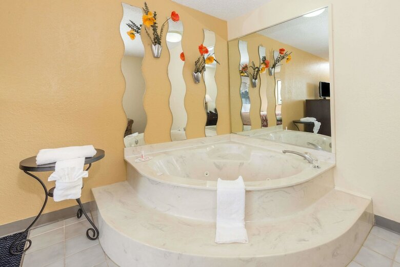 Hotel Super 8 By Wyndham Franklin/middletown Area