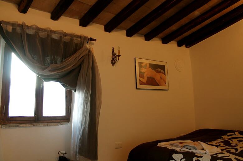 Guesthouse Runcini Dormire In Un Borgo Medievale