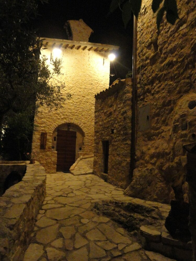 Guesthouse Runcini Dormire In Un Borgo Medievale