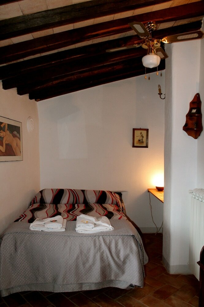Guesthouse Runcini Dormire In Un Borgo Medievale